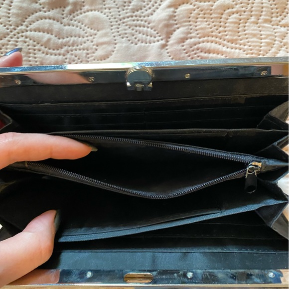 Red faux crocodile leather clutch - Picture 4 of 13